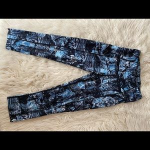 Lululemon fast and free fabric, high rise tight 25”. Black and blue. Size 2
